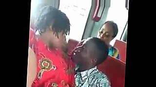 El autobús escolar de Uganda se convierte en una fiesta sexual salvaje.