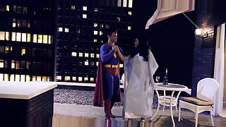 Pertemuan panas antara Super Man dan wanita berambut coklat: vaginanya yang dipompa.