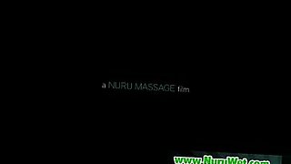 Uma massagem japonesa leva a uma sessão de sexo apaixonada.