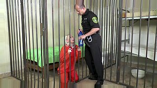 Prisioneiro tem um trio anal áspero com policiais mais velhos.