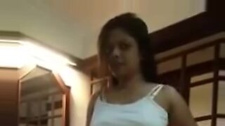 Rondborstige Sri Lankaanse tiener ontbloot haar grote borsten in een verleidelijke solo