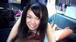 A modelo asiática deslumbrante Aya Matsuyuki faz um boquete sensual em POV e uma punheta.