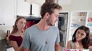 Zwei attraktive Cousinen engagieren sich in einem aufregenden Video in heißer, expliziter sexueller Aktivität.