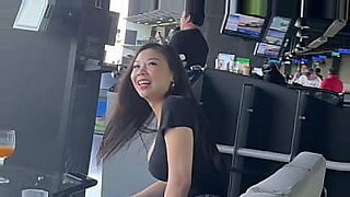 Eine vollbusige asiatische Frau starrt in der Öffentlichkeit auf die Beule eines Mannes und enthüllt ihre eigenen Vorzüge.