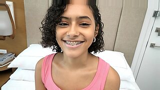 Seorang gadis Puerto Rico muda memamerkan payudaranya yang kencang dan memberikan blowjob sensual.