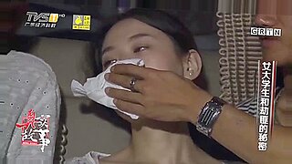 日本人女性がBDSMシーンでクロロホルムされ、縛られ、口枷をされる。