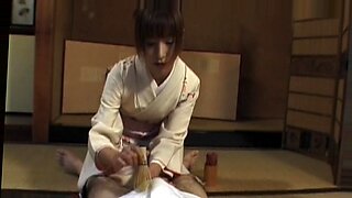 Một cô gái geisha châu Á quyến rũ thực hiện một cú bú cu chuyên nghiệp theo thói quen quyến rũ.