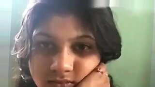 Schüchternes indisches Mädchen zeigt ihre großen Vorzüge vor der Webcam