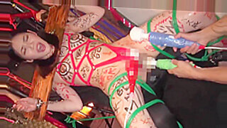 Sensuele Aziatische BDSM-scène met speeltjes en deepthroat.