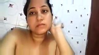 बांग्ला पत्नी एक एकल शो में अपने बड़े स्तन दिखाती है।