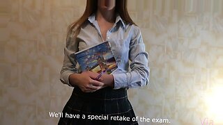 一个年轻的大学女孩与一个兴奋的老师重新考试并下课。