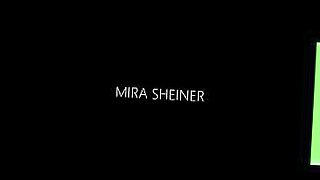 Η Mira Insyirah επιδεικνύει την εξωτική γοητεία και τα ερωτικά της ταλέντα σε μια αισθησιακή επίδειξη.