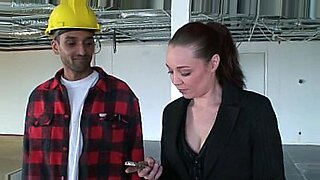 老板娘在建筑工地上享受肮脏的性爱。