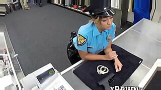 Seksowna policjantka robi się brudna przed kamerą.