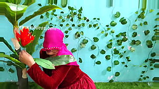 방글라데시 TikTok 스타들은 AR 필터를 사용하여 에로틱한 재미를 누립니다.