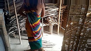 Sexy Indiase huisvrouw wordt ondeugend
