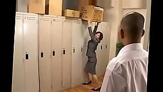 Papy japonais danse de manière séduisante avec un jeune partenaire