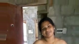 एक आकर्षक तमिल पत्नी को कैमरे में कैद किया गया।