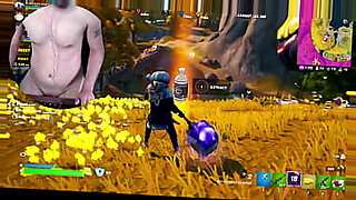 Il gameplay di Fortnite si trasforma in un incontro bollente con una coppia appassionata che esplora i loro corpi.
