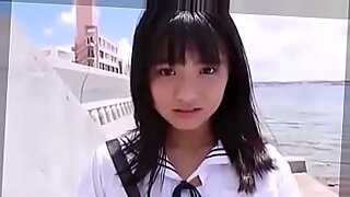 Heiße lesbische Action zwischen japanischen Mädchen in einem heißen Video.