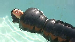 Une femme asiatique brune se fait plaisir avec un jouet de piscine.