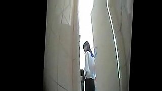 Indyjska kamera szpiegowska łapie gorącą akcję w łazience.
