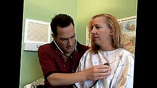 Η γυναίκα του γιατρού απατά τον ασθενή της με έναν άλλο άντρα.