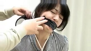 Beleza japonesa amarrada em bondage retrô