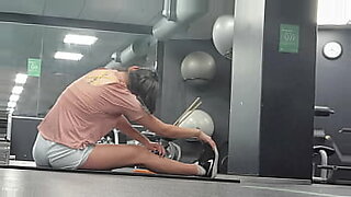 Las chicas del fitness se vuelven locas en el gimnasio
