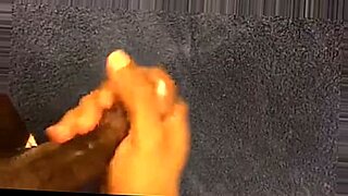 अमेचुर वीडियो में लेस्बियन कपल अंतरंगता की खोज करता है।