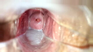 Close-up do orgasmo de uma mulher, ejaculando dentro de seu corpo.