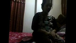 Bangladeshi女孩的泄密视频展示了狂野的群交