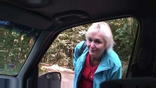 La vecchia nonna soddisfa i suoi desideri in una calda scopata in macchina.