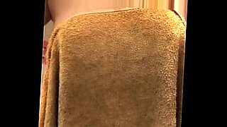 Zabawna kobieta zrzuca ręcznik, drażniąc swoje ukryte kształty.