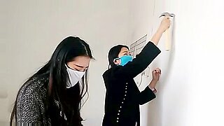 Τρεις γυναίκες από την Ιαπωνία κυριαρχούν με παιχνίδια BDSM και σφιχτές μάσκες.