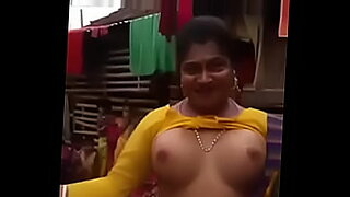 Babcia z Bangladeszu robi się brudna i gotowa na niegrzeczne zabawy.