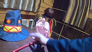 Η γαργαλιστική καστανή κοπέλα παίρνει kinky παιχνίδι με τα πόδια