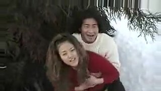 Ένα ζευγάρι από την Ασία κάνει μια ξέφρενη βόλτα με δημόσια παιχνίδια.