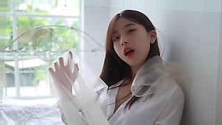 Koreaans model poseert naakt voor een erotische fotoshoot.