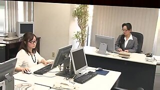 Japońska bizneswoman dostaje ręczną robotę i orgazmy w domu