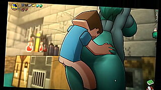 Une brune aux courbes généreuses se fait baiser dans un monde inspiré de Minecraft.