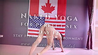 Flexibele yogaliefhebber in strakke leggings