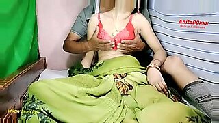 Vagina Bhabi yang ketat ditarik dan diisi.