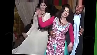 Gatinha Desi dança sedutoramente no YouTube
