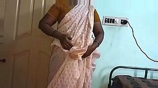 Tamilska ciocia uwiedziona przez młodego chłopaka