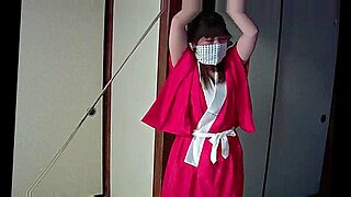 日本人美女が激しいボンデージと口枷に耐え、魅惑的なBDSMシーンを演じる。