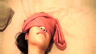 Một người phụ nữ Á Đông bị bịt mắt thích thú với tình dục thô và kết thúc bằng tinh dịch trên khuôn mặt.