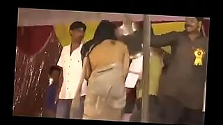 インドの村の人々が情熱的なセックスをする