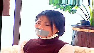 Một người đẹp Trung Quốc bị trói và bị bịt miệng trong một cảnh BDSM mãnh liệt.
