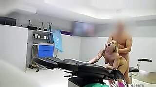 एक डॉक्टर मरीजों के साथ हॉट सेशन के लिए शामिल होता है, एक-दूसरे को उंगली से चोदता है।